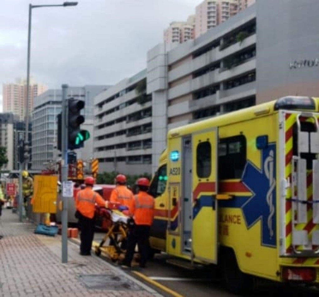 的士司機由救護車送院。網民：Edwin Ying Fai  馬路的事 (即時交通資訊台)