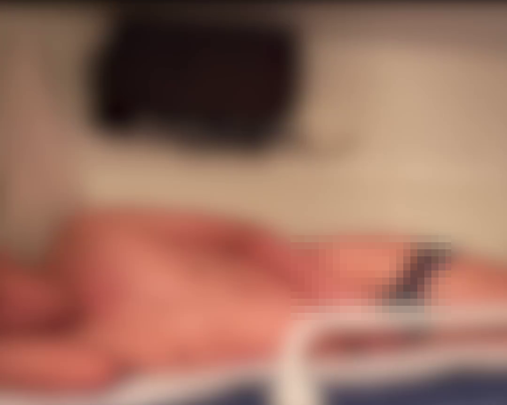 女乘客拍下猥琐男卧铺裸睡影像。 沸点视频