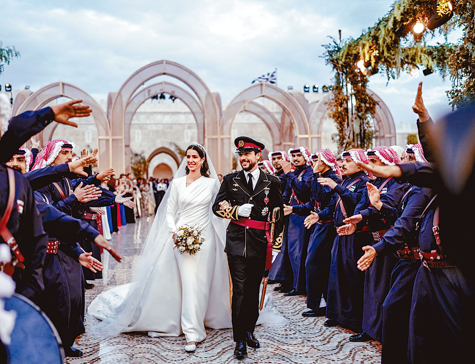 侯賽因挽着新娘的手接受祝賀。　