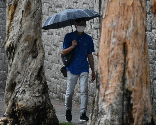 天文台預料本港地區今日大致多雲,有幾陣驟雨,早晚局部地區有雷暴。資料圖片