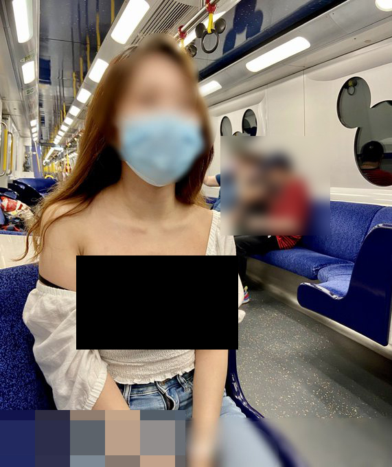 早前疑似在中央圖書館全裸的女主角，曾在港鐵迪士尼綫列車上裸露，背後有其他乘客，行為大膽。