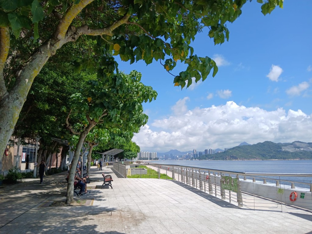 藍灣半島廣場外是海濱長廊。資料圖片 藍灣半島廣場外是海濱長廊。資料圖片