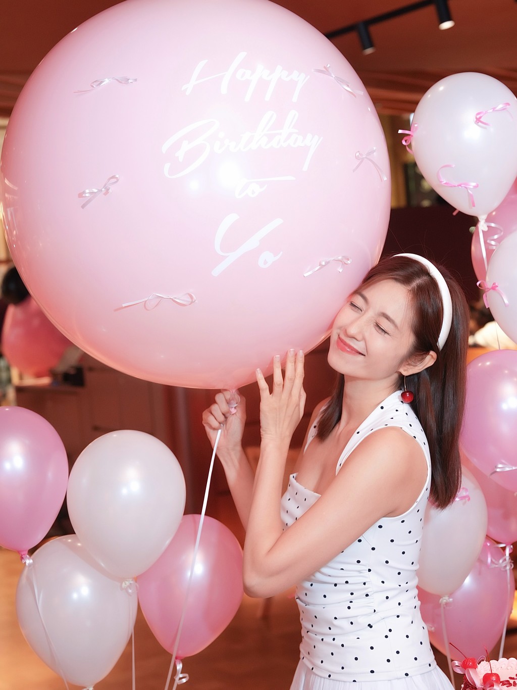 陳自瑤近日以黑白低胸波點裙甜美亮相生日會,抱著粉紅大氣球展現少女心。 陳自瑤近日以黑白低胸波點裙甜美亮相生日會,抱著粉紅大氣球展現少女心。