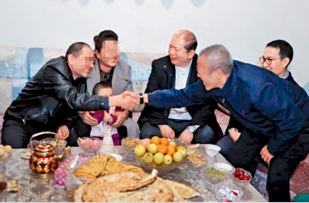 中方發布的相片顯示,被遣返維人均已回家團聚。