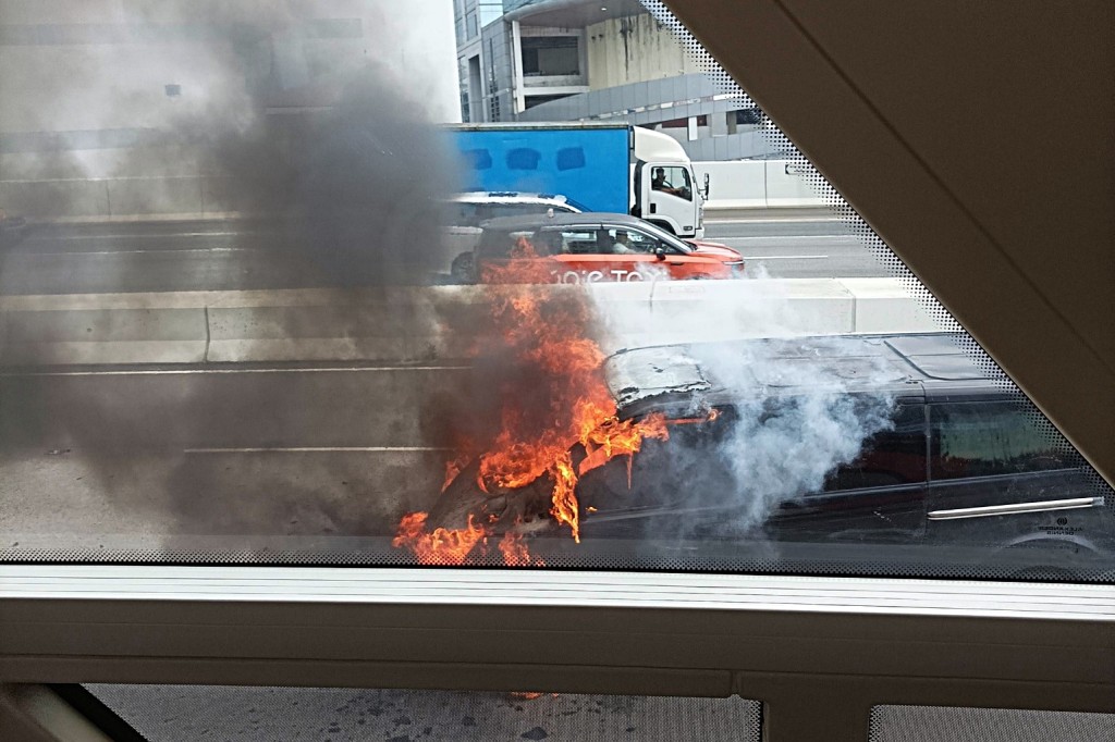 客貨車陷入火海。 fb:車cam L(香港群組) 客貨車陷入火海。 fb:車cam L(香港群組)