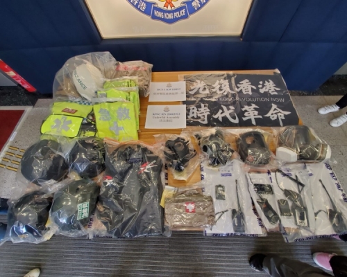 警方檢獲急救反光背心及防毒面具等。