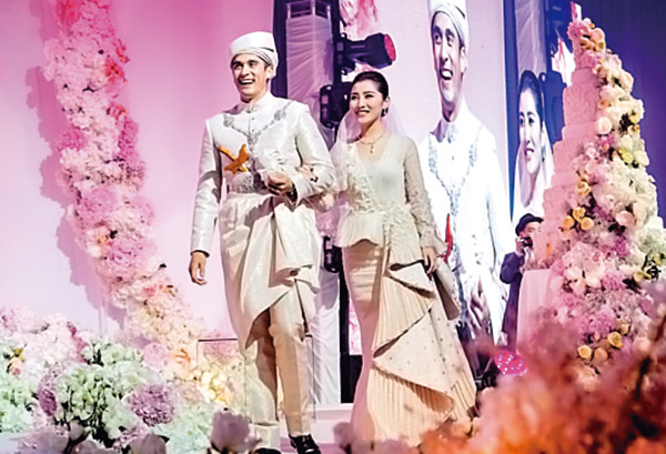 两夫妇于一八年结婚，在大马和日本举行三场盛大婚礼，其中在吉隆坡的婚宴，他们更穿上大马传统婚嫁礼服现身，接受亲友祝福。
