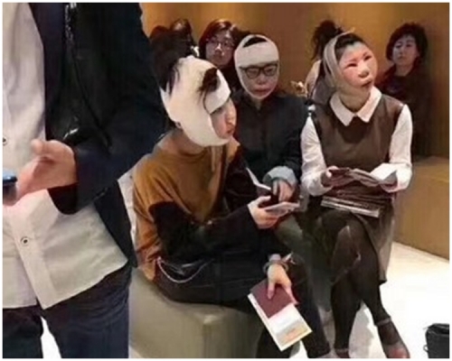 3名女子用紗布包裹著頭部,面部顯得十分腫脹。建華華微博圖片