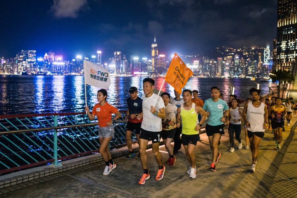 2023年香港马拉松半马组别男女子总冠军黄启乐和罗映潮带领维港海傍夜跑。 公关图片