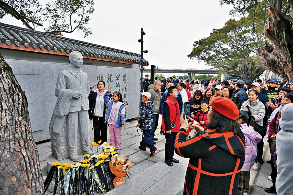 吳石故居前，眾多市民遊客敬禮獻花。