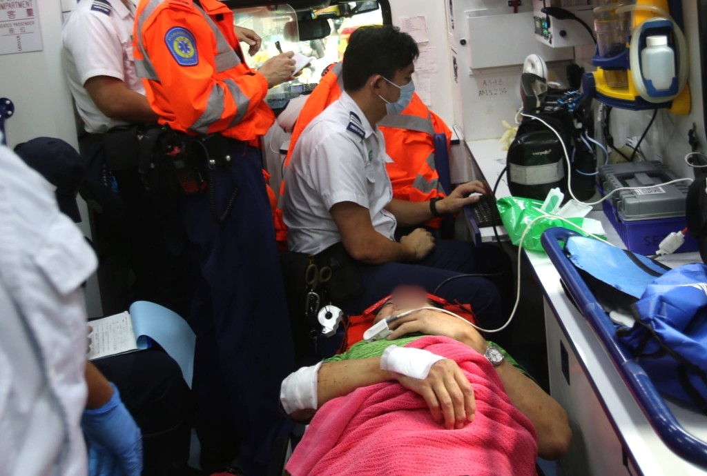 七人車司機獲救清醒送院。