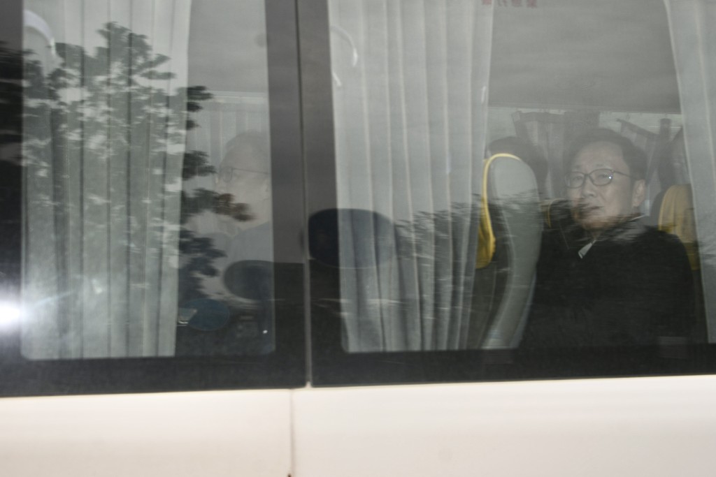 陸啟康、陳健波及歐陽伯權首次親身到宏福苑巡視，並進入災場了解情況。