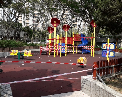 大埔八號花園遊樂場及大埔頭足球埸亦被關閉。 李殷攝