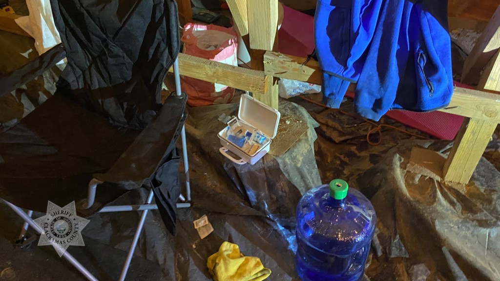 爆門發現有水、衣服和各種生活生品。  Clackamas County Sheriff's Office 