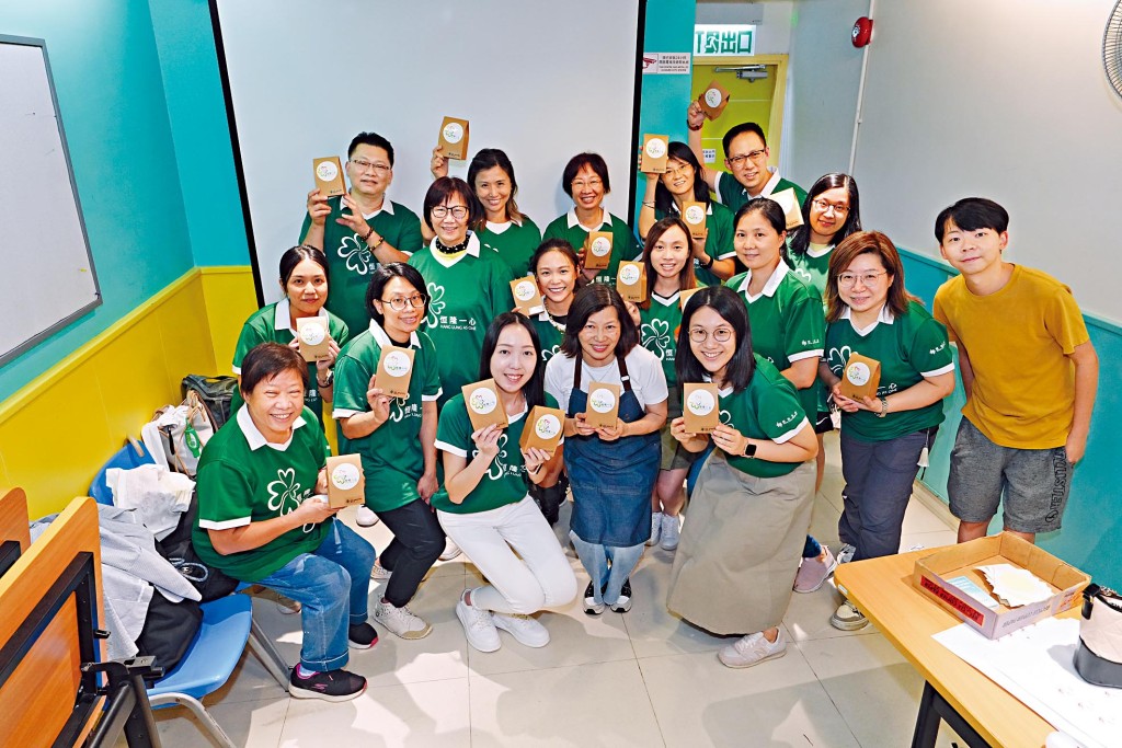 在香港，恒隆一心義工隊製作護手霜贈予近500名弱勢婦女，提醒她們呵護自己、關顧身心健康。