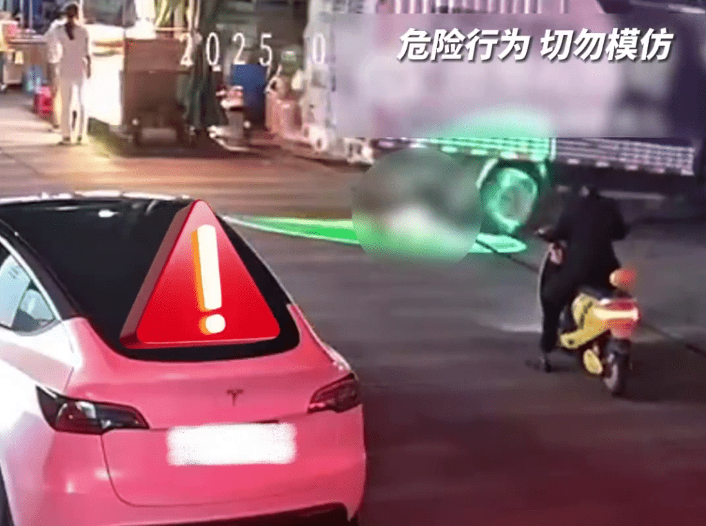 快遞車的後輪輾斃了小孩。 快遞車的後輪輾斃了小孩。