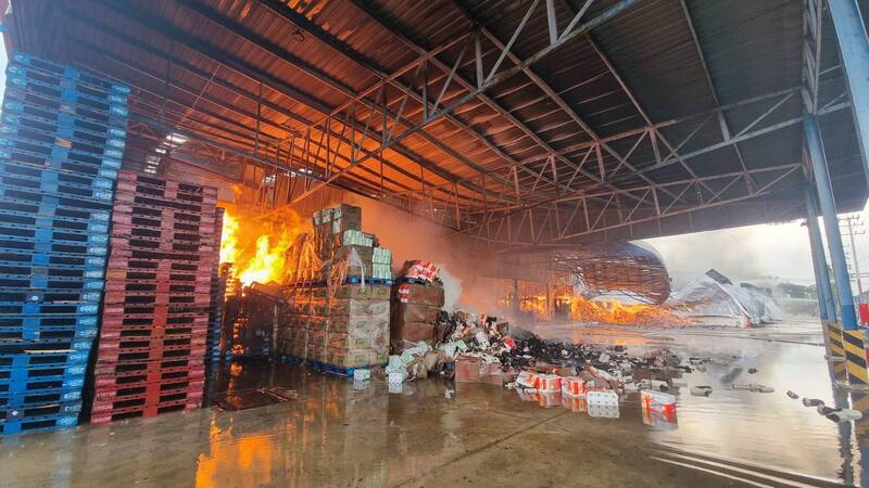 火势猛烈,烈焰浓烟席卷整座建筑物。Fire & Rescue Thailand/FB 火势猛烈,烈焰浓烟席卷整座建筑物。Fire & Rescue Thailand/FB