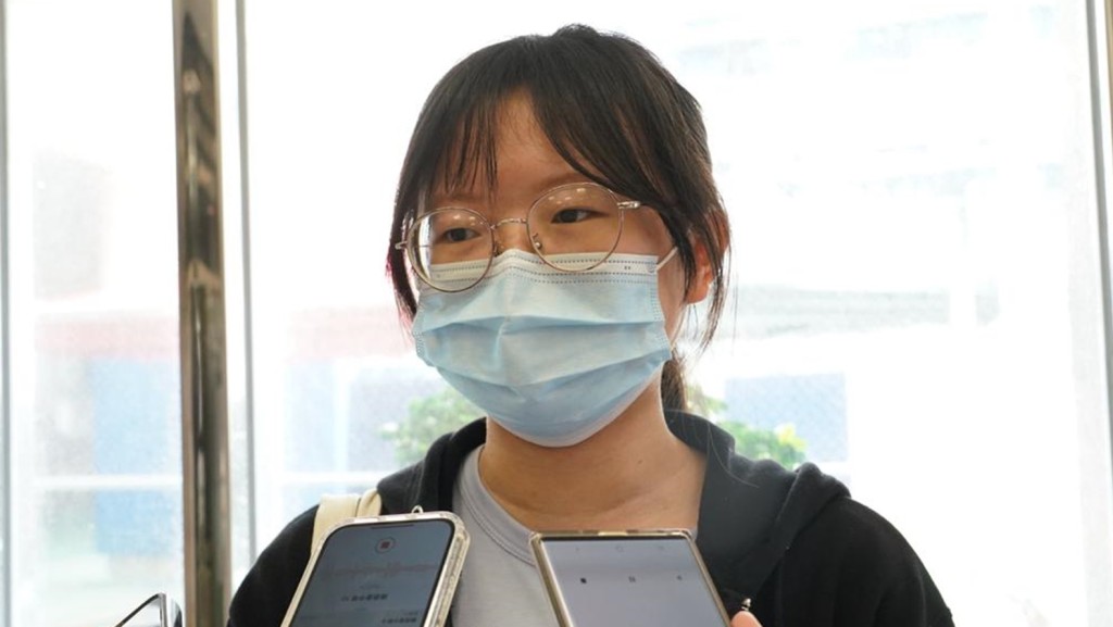甘同學表示,今日特別帶備兩部收音機應考。葉偉豪攝