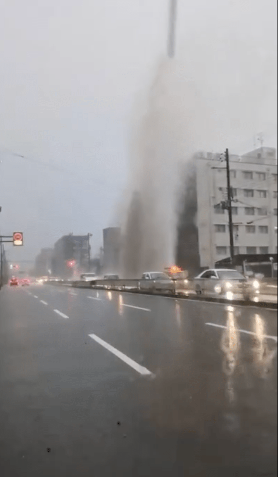 大阪居民目擊地下排水管噴出巨型水柱。X影片截圖