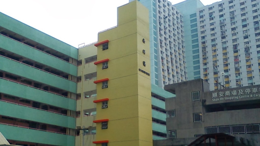 男子被發現倒臥在安群樓地下殘廁。網圖