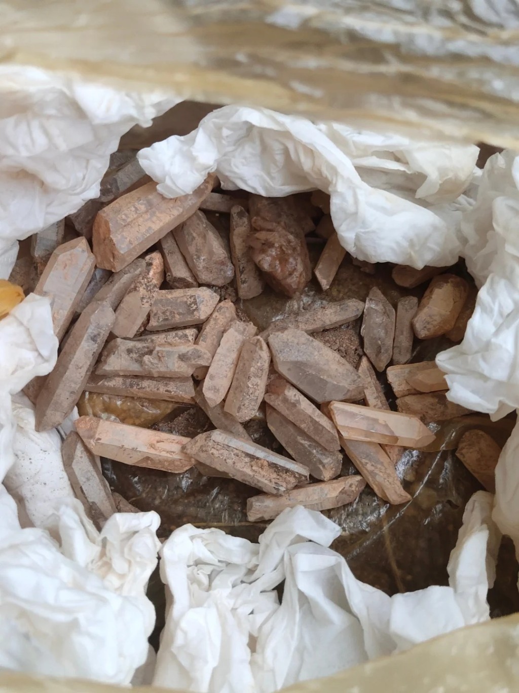 广州暹岗大山遭非法开挖水晶，许多网民展示战利品。小红书＠晶钻梦境收藏家