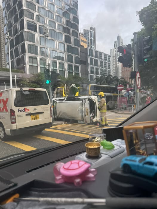 其中一部私家車翻側。fb車cam L(香港群組) 其中一部私家車翻側。fb車cam L(香港群組)