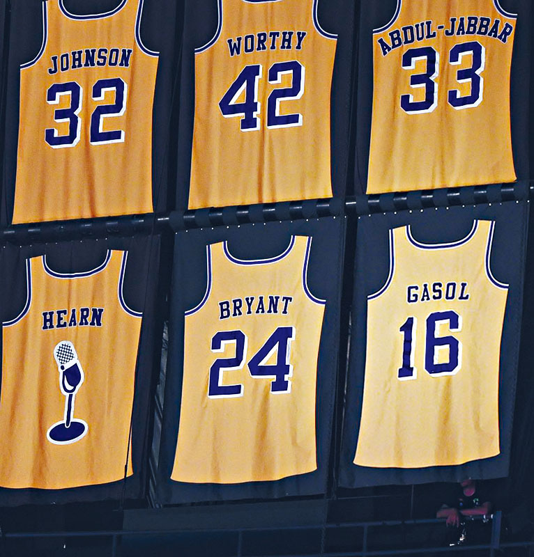 加斯勞的十六號球衣將與高比的廿四號球衣,同掛在湖人主場天花。