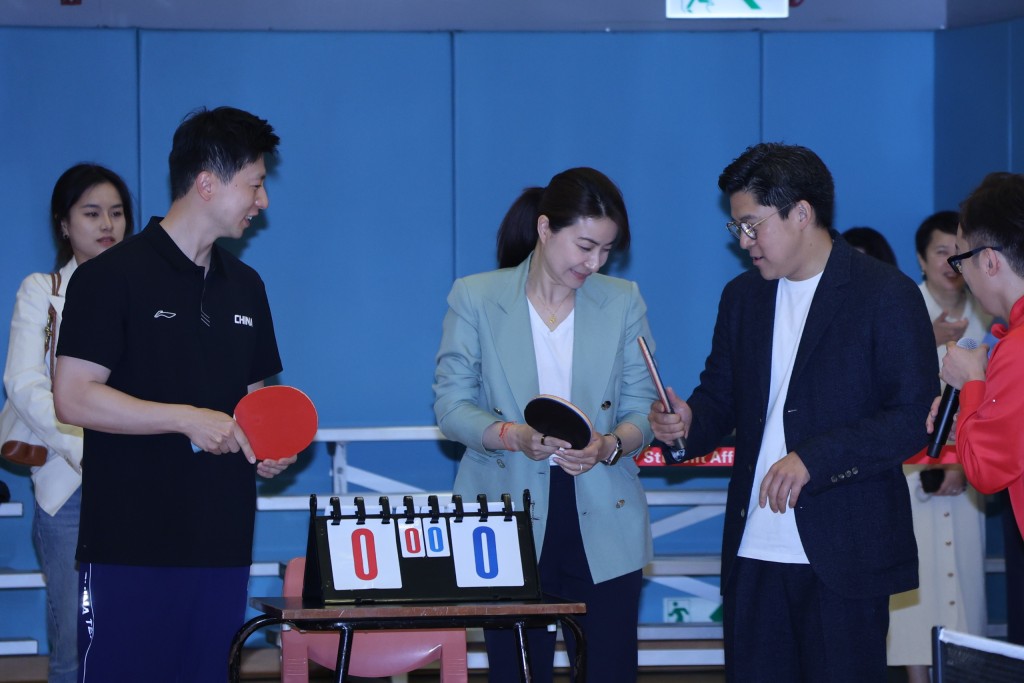 霍启刚及郭晶晶也跟马龙乒球交流。徐嘉华摄