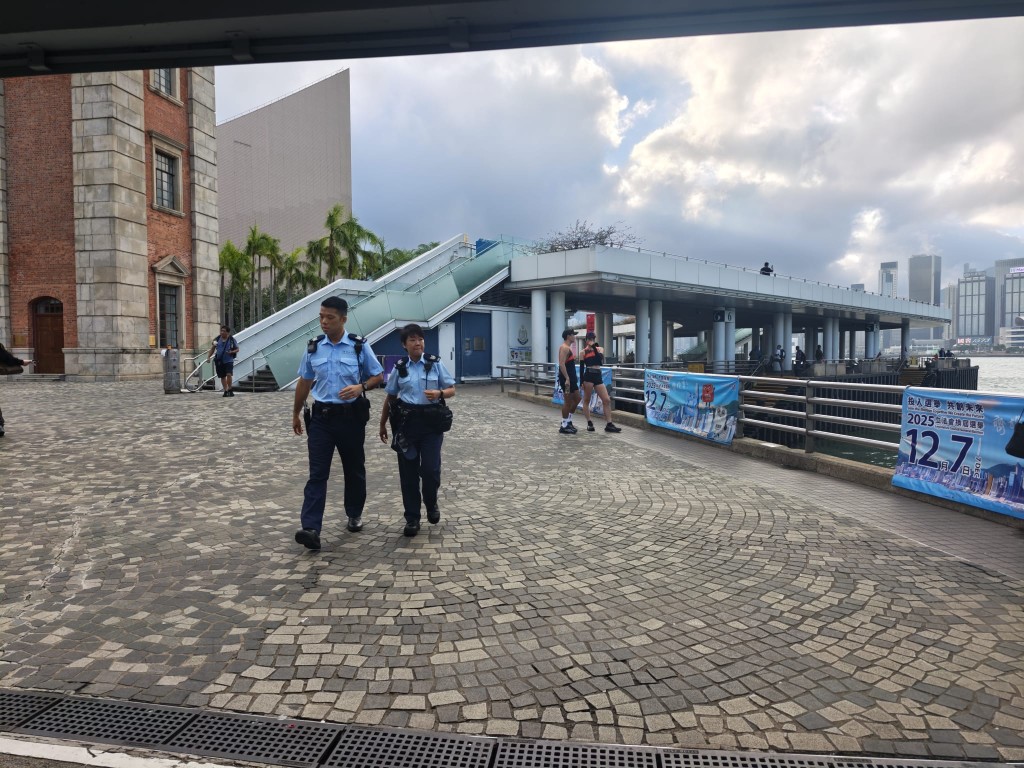 警方正調查死者身份及墮海原因。蔡楚輝攝 警方正調查死者身份及墮海原因。蔡楚輝攝