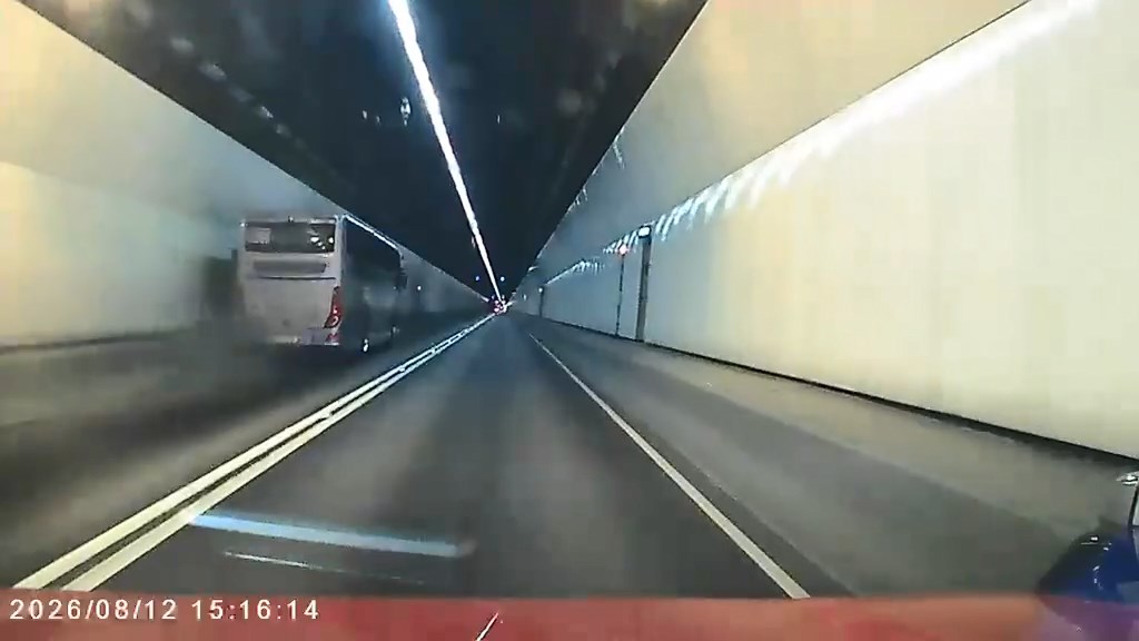車身不停摩擦石壆冒起濃煙。網上片段截圖 車身不停摩擦石壆冒起濃煙。網上片段截圖