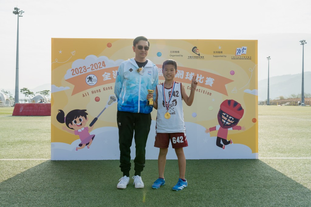  全港小學校際棍網球比賽，初級組MVP陳梓令，就讀中華基督教會協和小學。 （長沙灣）。 公關圖片