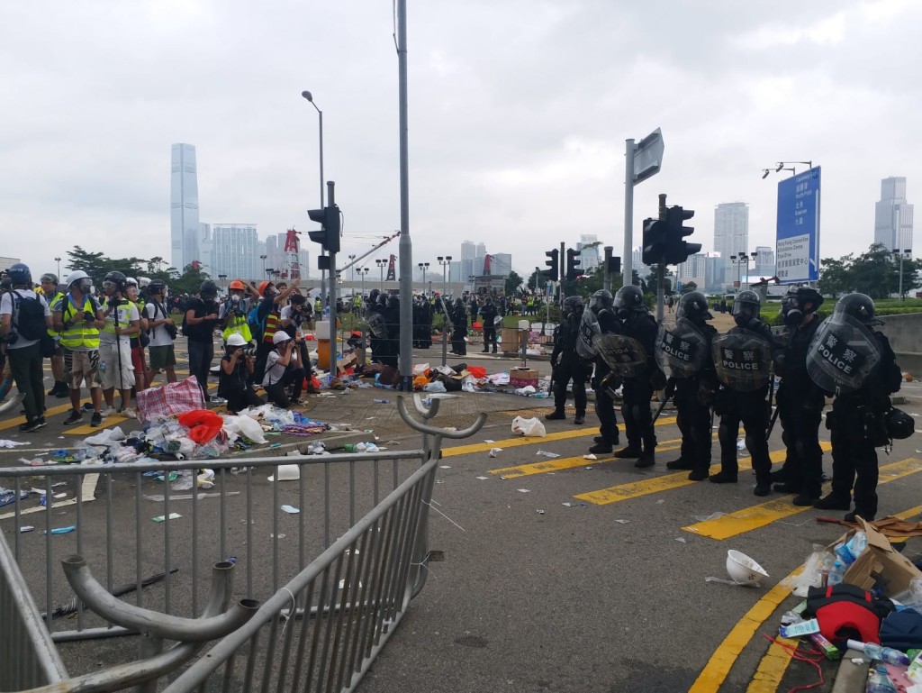 警方施放催泪弹