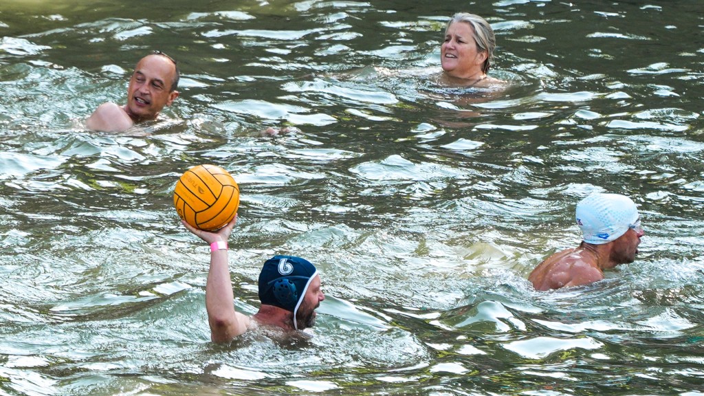 距離巴黎奧運會開幕不到十天，人們在塞納河中游泳打球。新華社