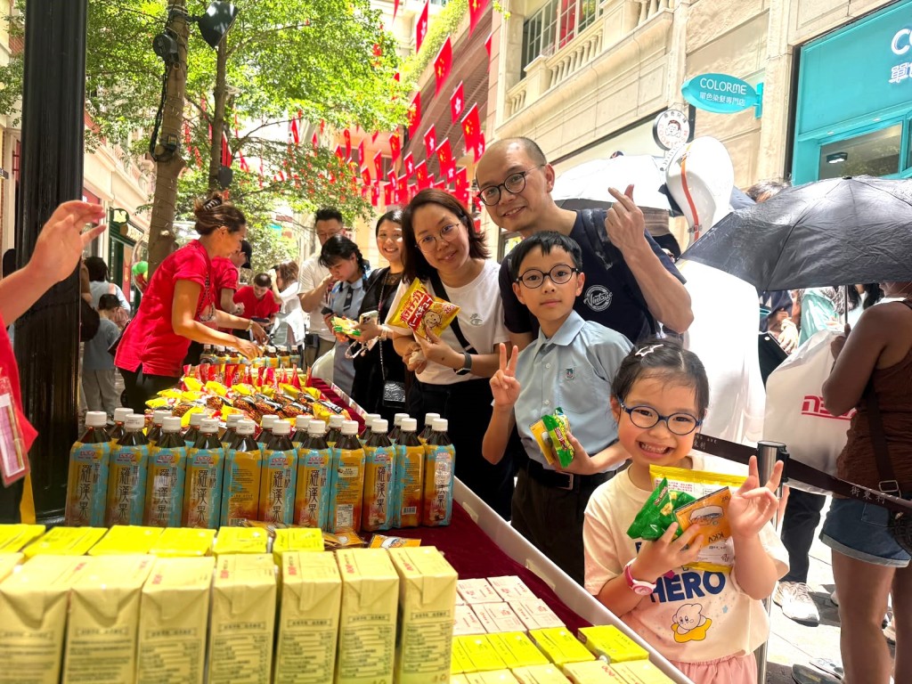 巨型扭蛋機前均排滿等候參與巨型扭蛋機的市民，不少家庭一家大細專程到場。
