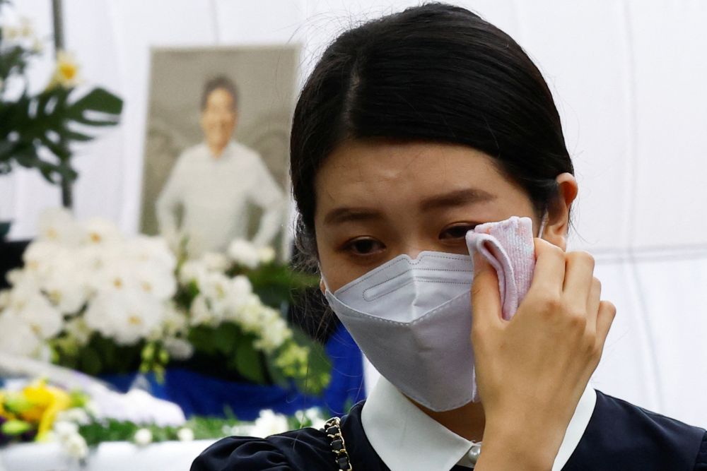 一名哀悼者在增上寺含淚告別日本前首相安倍晉三。路透社圖片