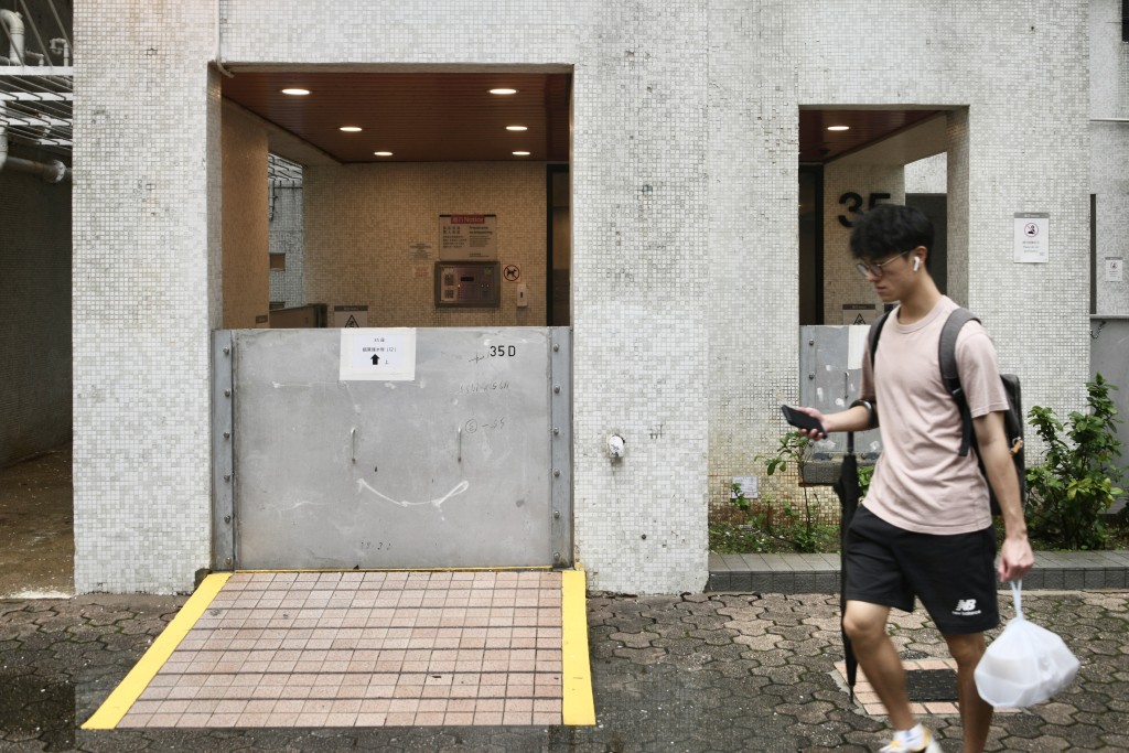 杏花邨屋苑每棟大樓前 已配備了約80cm高的鋁製擋水板。陳浩元攝 杏花邨屋苑每棟大樓前 已配備了約80cm高的鋁製擋水板。陳浩元攝