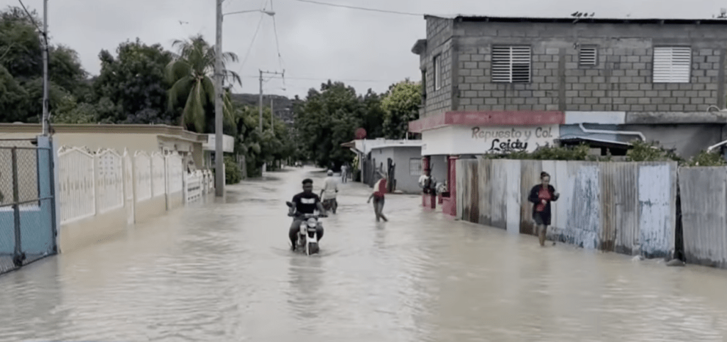 多明尼加遇史上最強暴雨，全國許多道路淪為汪洋。