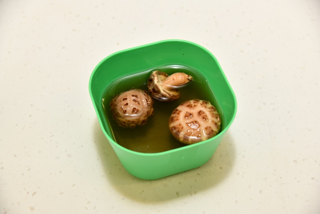 Step 1: 冬菇用水浸軟，去蒂。Soak the dried shiitake mushrooms in water and remove the stems.
