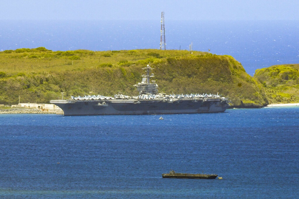 遭新冠肺炎衝擊的航空母艦「羅斯福號」停泊在關島。AP資料圖片