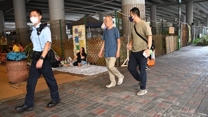 警員帶同事主返回現場調查。楊偉亨攝