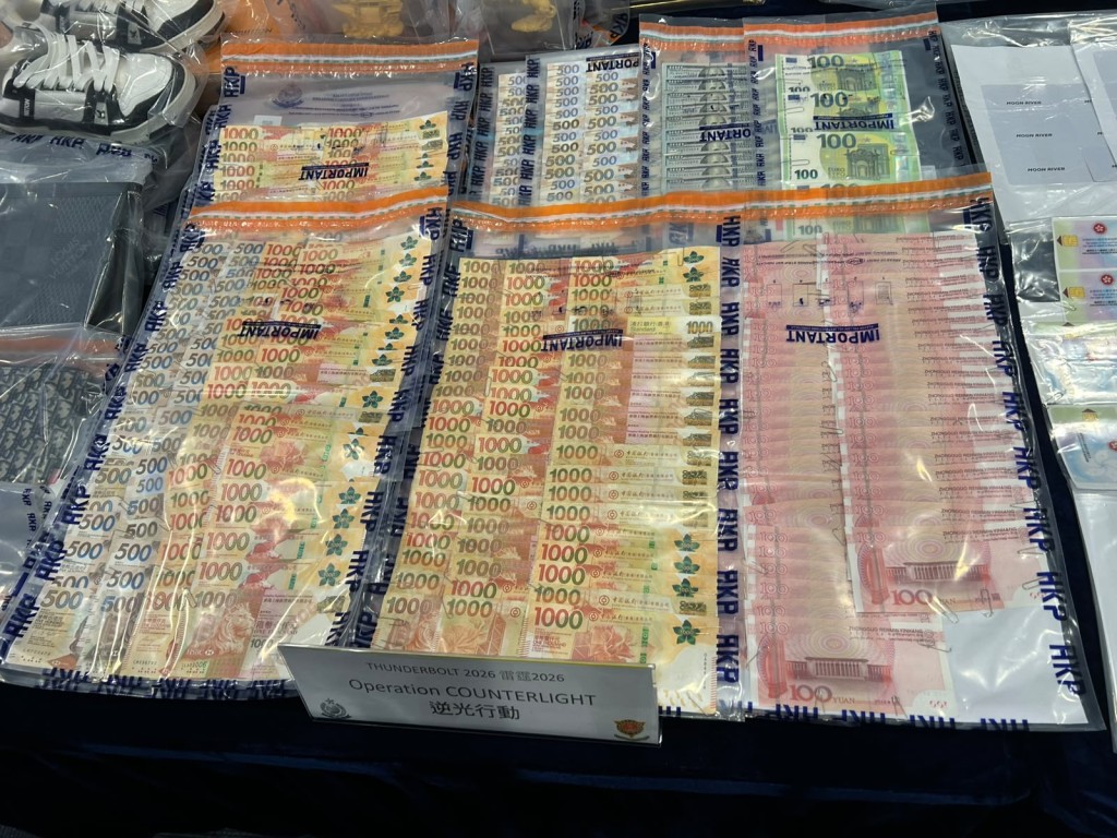 警方在主腦的住所內檢獲現金。曾志恒攝 警方在主腦的住所內檢獲現金。曾志恒攝