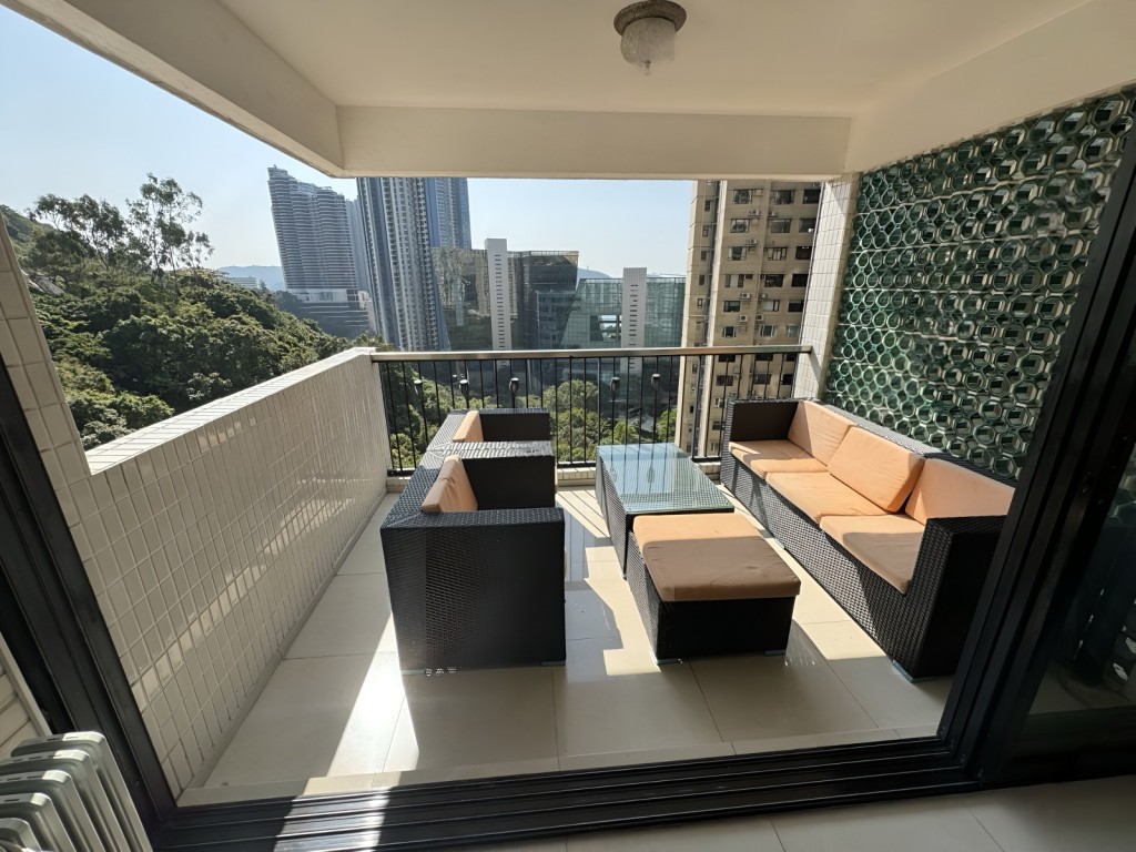 特大露台已放置了家具,方便在此閒坐賞景。 特大露台已放置了家具,方便在此閒坐賞景。