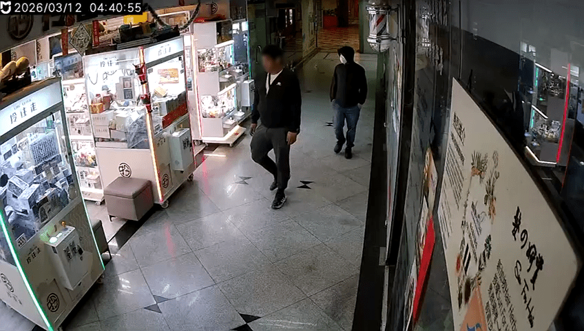 兩名男賊今日凌晨4時40分左右進入店舖。受訪者提供