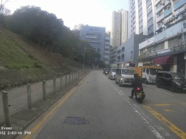 鐵騎士在馬路兜了一圈並一度逆線行駛，嚇得附近車輛煞停。