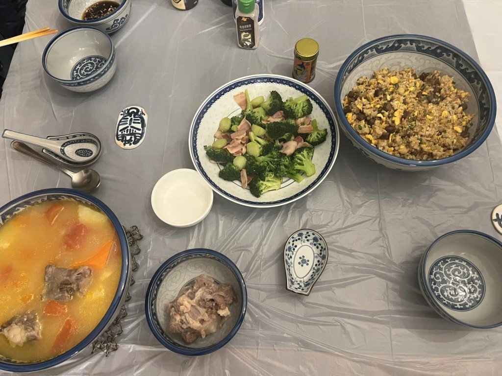蘇民峰與太太同樣熱愛下廚，他不時在社交網大晒食住家飯、歎靚紅酒的照片。