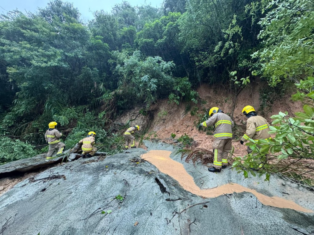 警隊、消防處、民安隊在狂風暴雨之中,去到不同地區全力協助。鄧炳強FB 警隊、消防處、民安隊在狂風暴雨之中,去到不同地區全力協助。鄧炳強FB