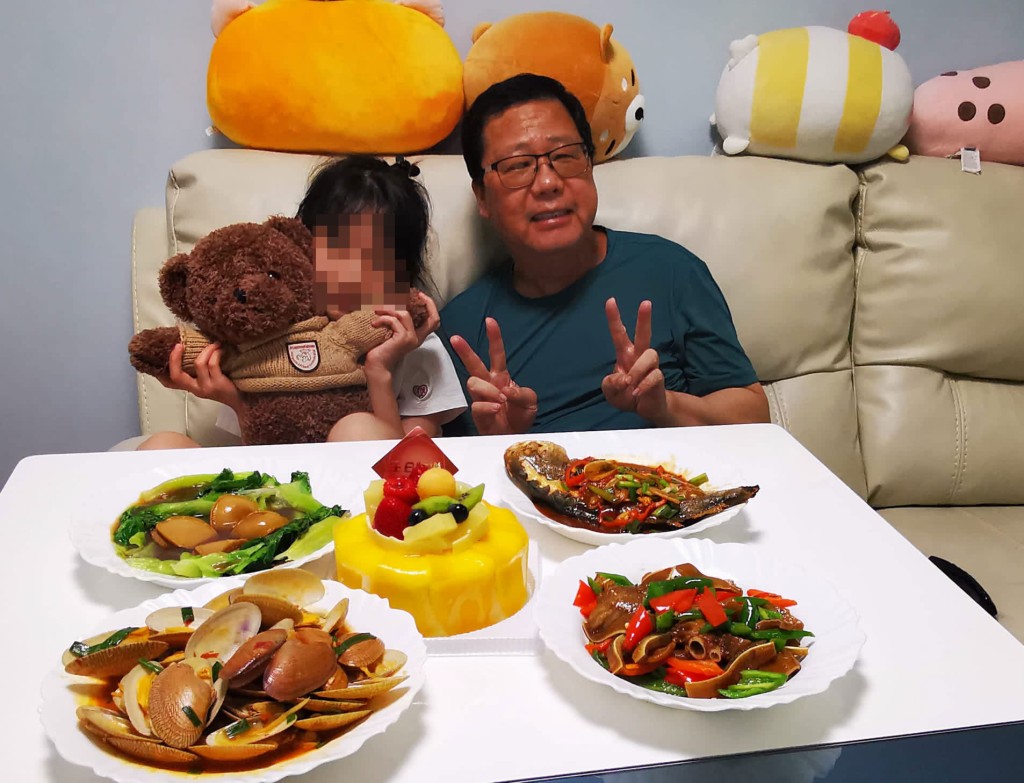 陈太指丈夫刚于本月11日渡过59岁生日，当天他们一家三口在家中食蛋糕庆祝。
