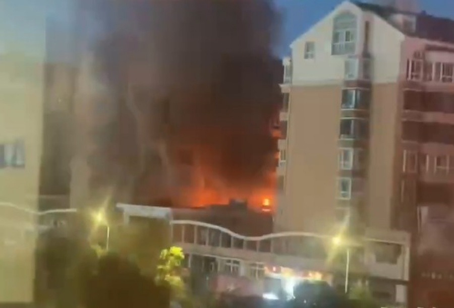 现场爆炸后起火。影片截图