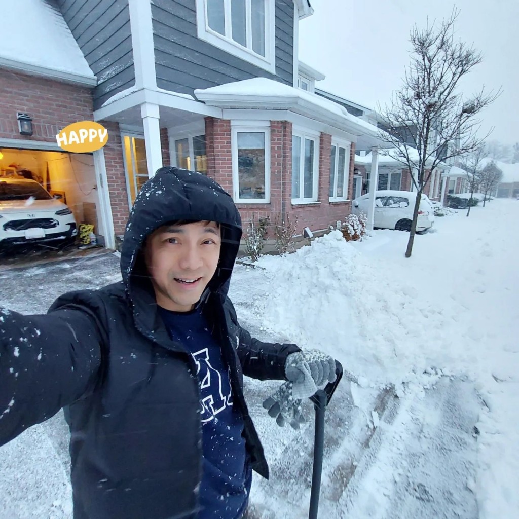 章志文在家門外鏟雪。