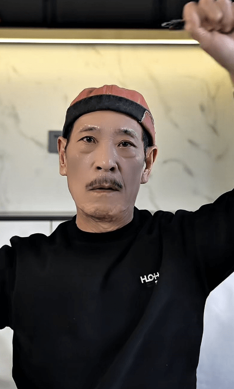鍾發隨意一個動作，仍可見當年武打演員的功架。